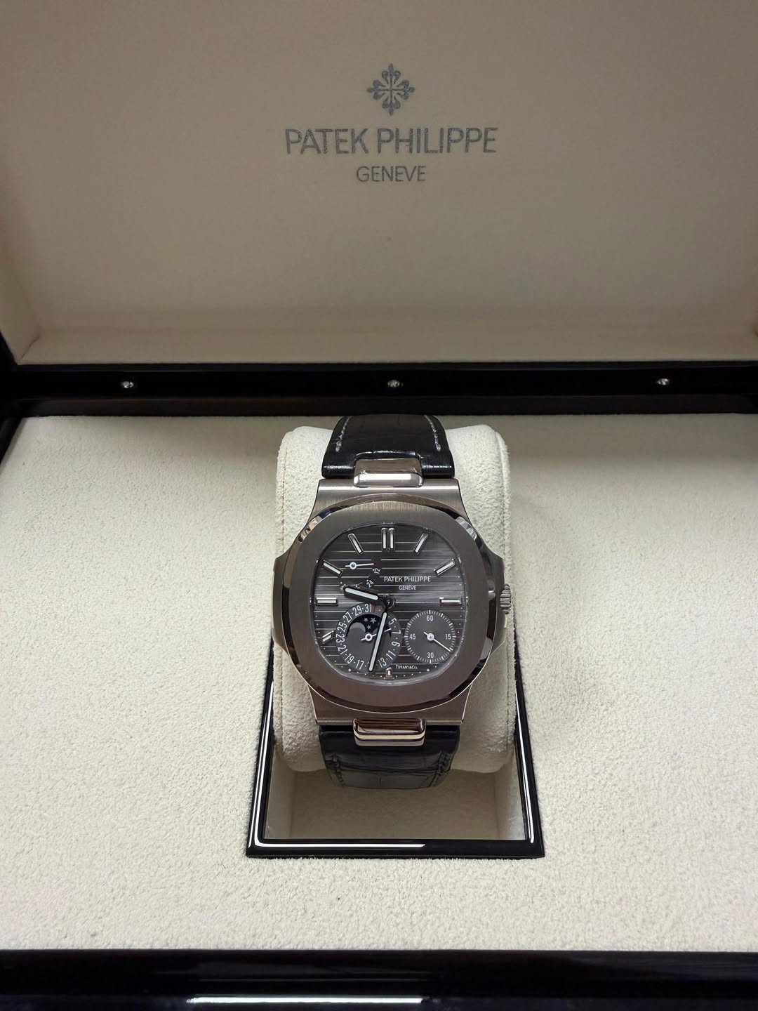 May be an image of wrist watch and text that says 'PATEKPHILIPPE PHILIPPE PATEK GENEVE ـ١/ דוק PTT PREPPI エ E3 F ف E =4 N - - -: 3- 5- မ EN … 一'