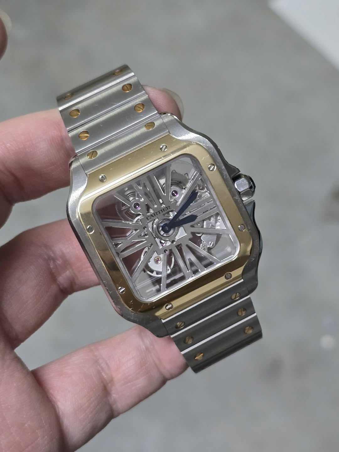 May be an image of wrist watch and text that says 'D a'