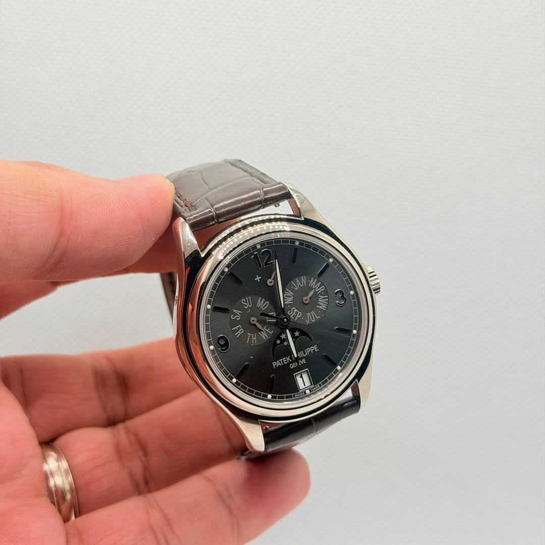 May be an image of wrist watch and text that says 'REID MUPPE FATE CREN'