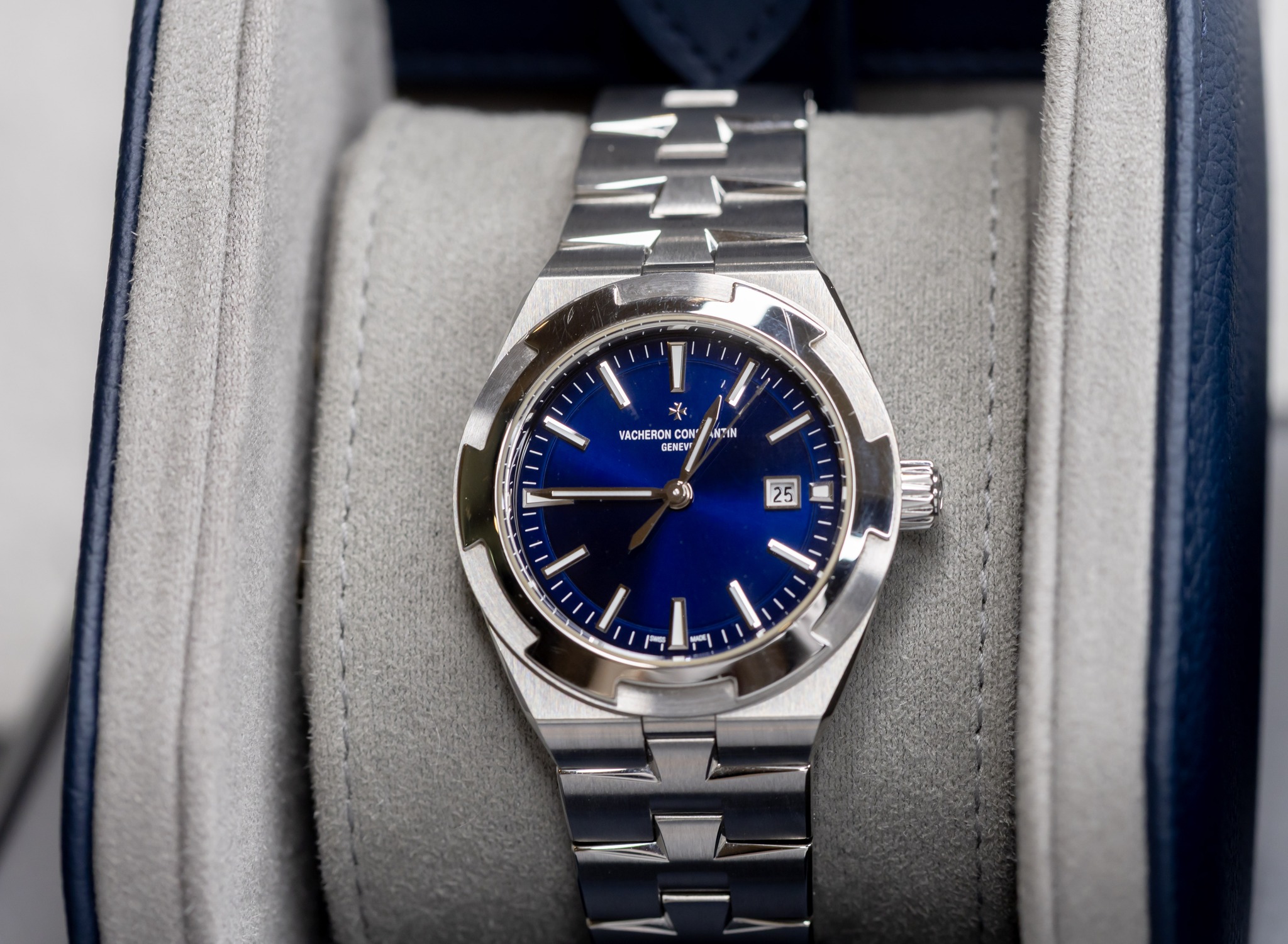May be an image of wrist watch and text that says 'C H ACHERON RO NCO CON ANTIN NT GENEW HEW () 25 ማ ا'