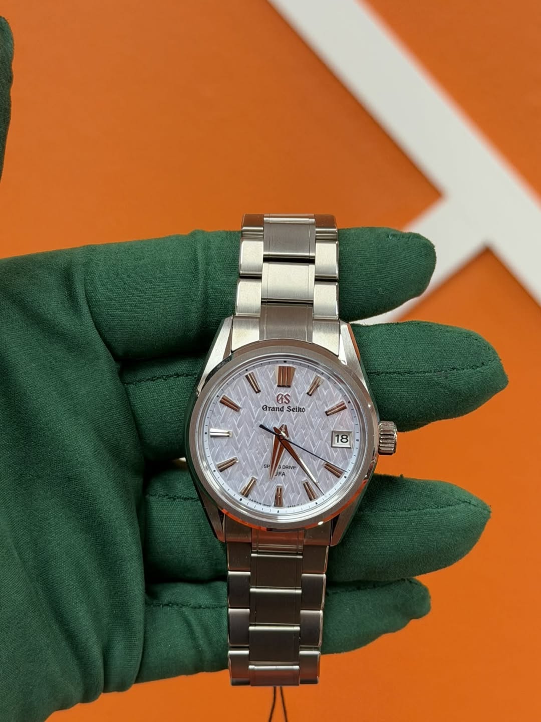 May be an image of wrist watch and text that says 'es Grand Seibo Seiko / 18 ORIVE U'
