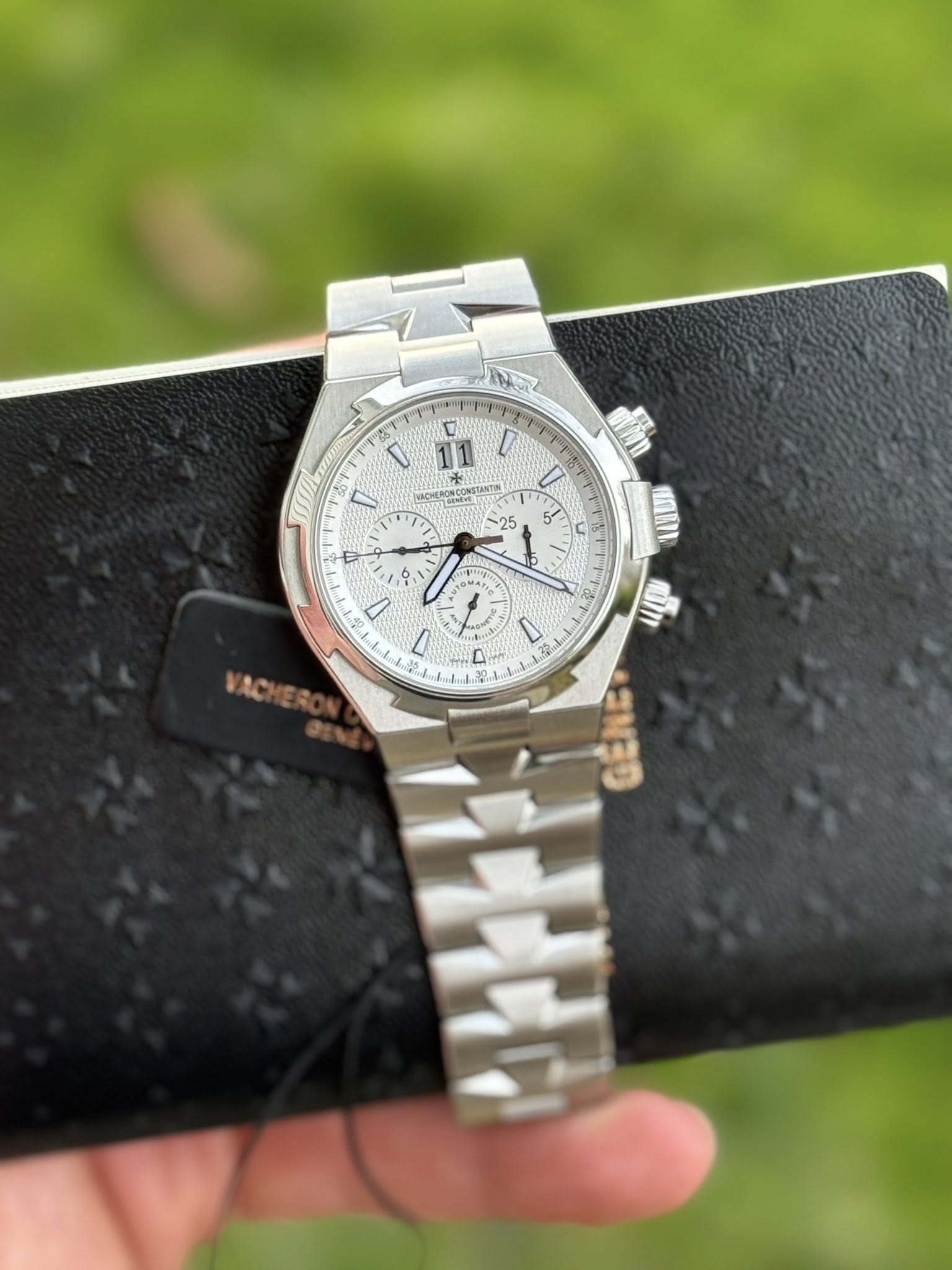 May be an image of wrist watch and text that says 'NO D 11 D 0 I 1 I / 25 0 X C 11 S 6 UP O 微!! D V D เต็ก GNNN'