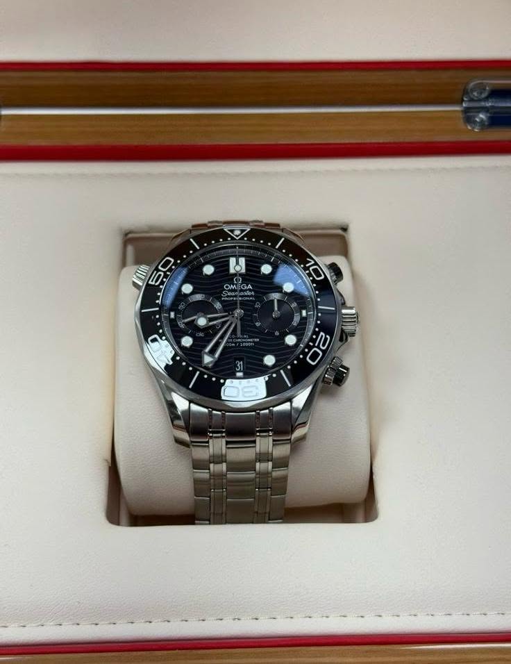 May be an image of wrist watch and text that says 'AUI 1 u OM 10 T 10 2 0'