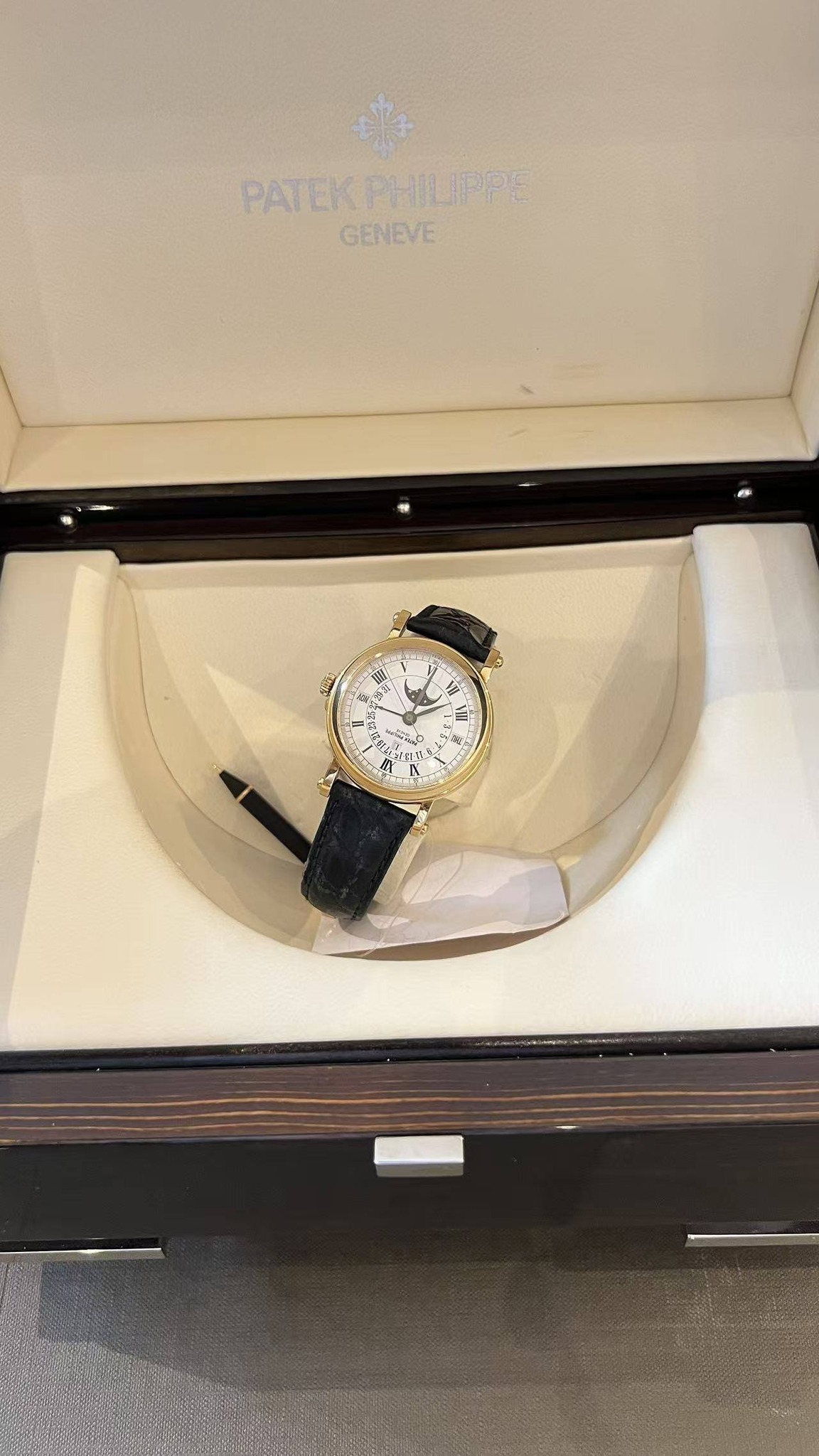May be an image of wrist watch and text that says 'PATEK PATEKPHILIPPE PHILIPPE GENEVE 6 Y 1 أم 1 ዲስ 春 ផ.'
