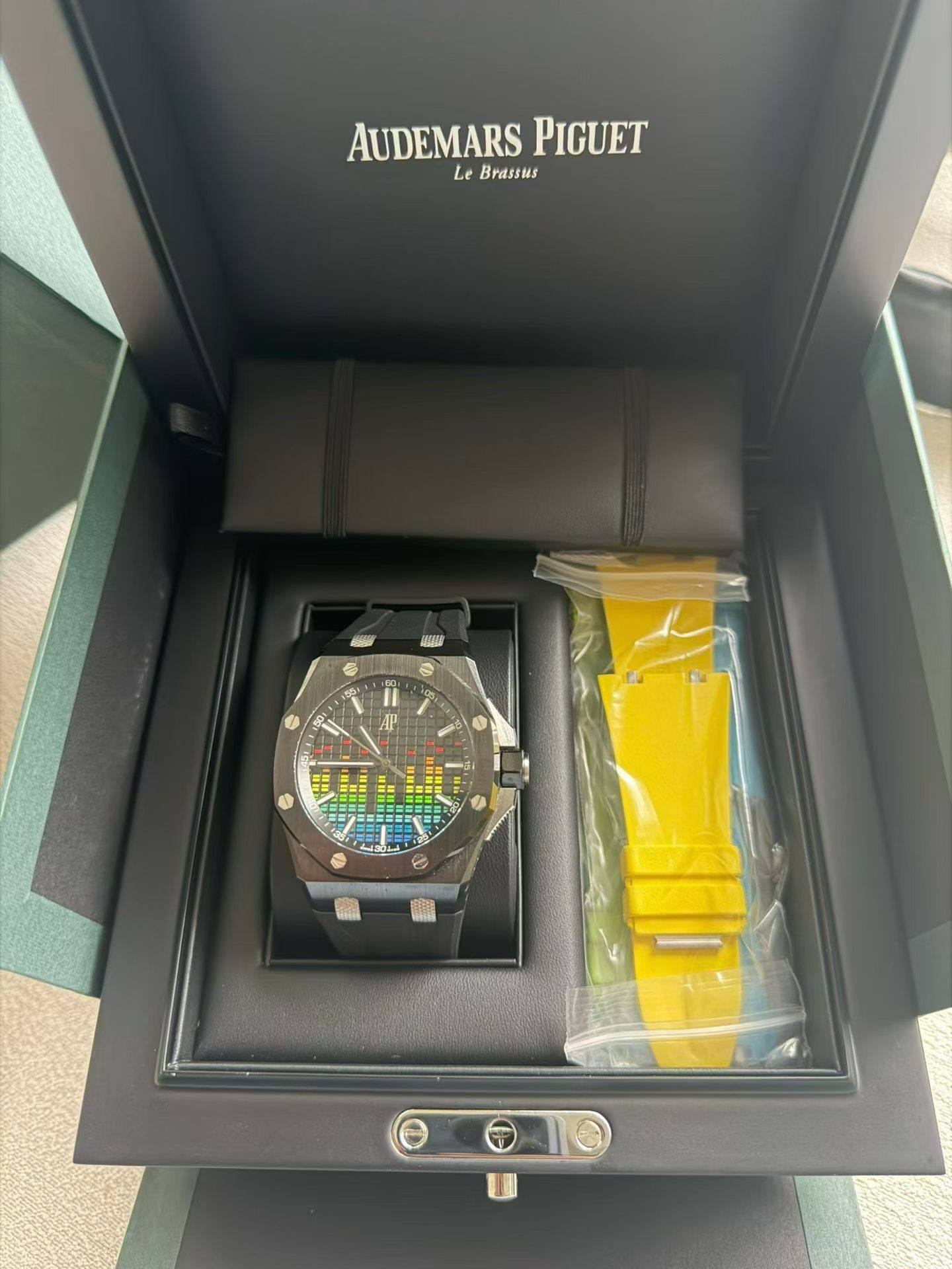 May be an image of digital watch and text that says 'AUDEMARS PIGUET Le AUDEMARSPIGUET Le Brassus Lg 안강 AP EE =E م И 生 商造'
