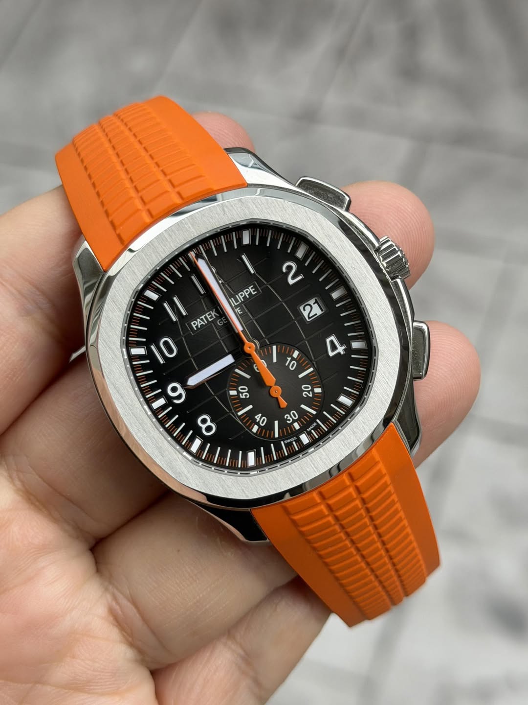 May be an image of wrist watch and text that says 'LIPPE 2 2 d PATEK ى 17 40 30'