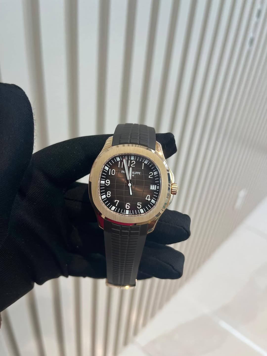 May be an image of wrist watch and text that says '.! 2 極 / 10 FM LIPFE 9 2 11 ا 8 7 TIN 4 5 無 6 1 1'