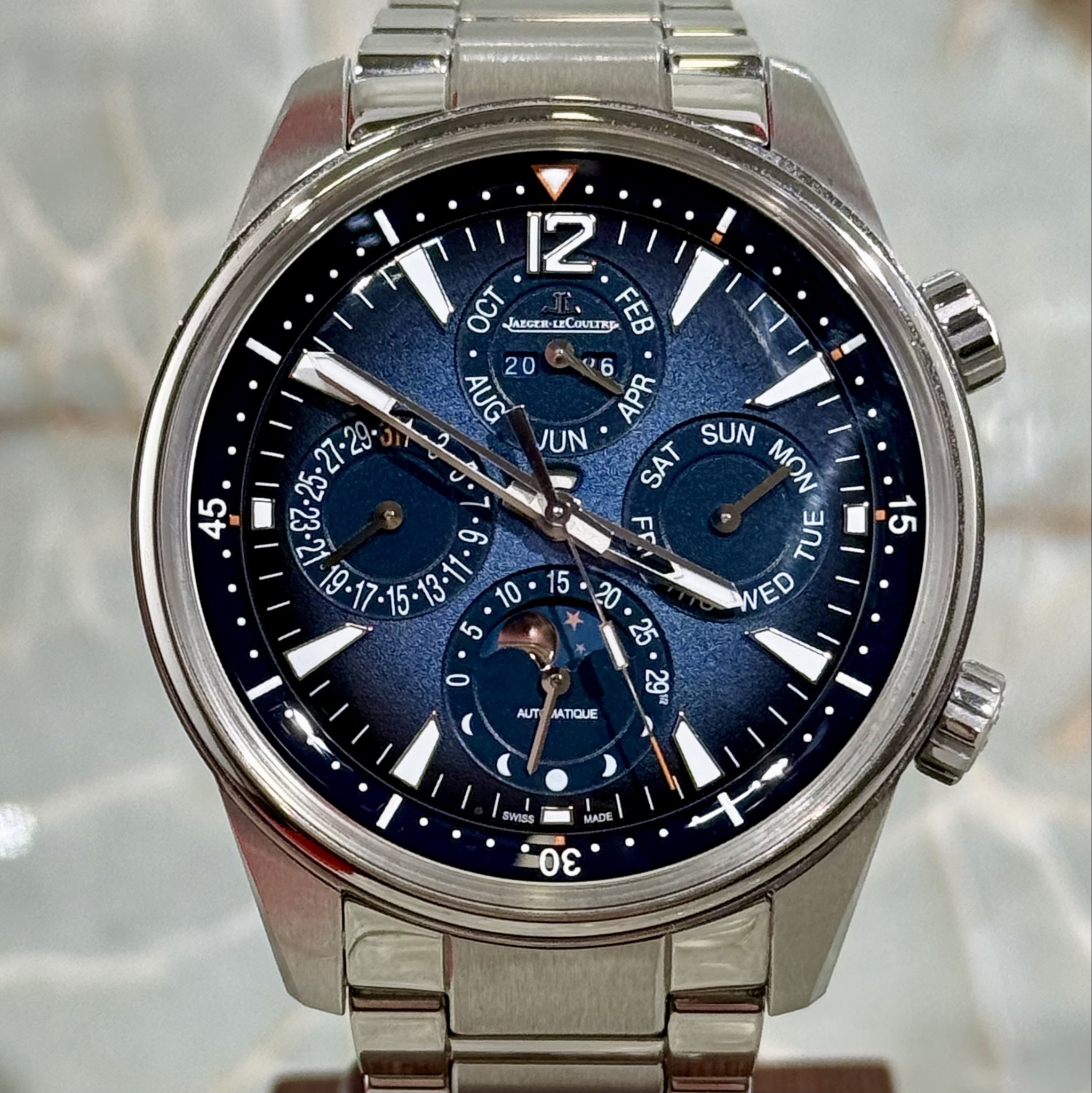 May be an image of wrist watch and text that says '12 OCT AECER COLeRE 20 VUN 45 4 ሁ።. APR SAT SUN MON אחד VED u ۳2 AUT MATIQUE Swiss - MADE U'