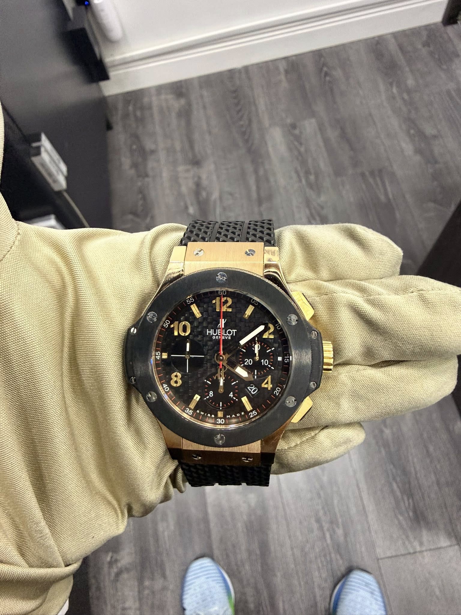 May be an image of wrist watch and text that says '10 HUELOT HUE LOT 5= 2 8 40 م '
