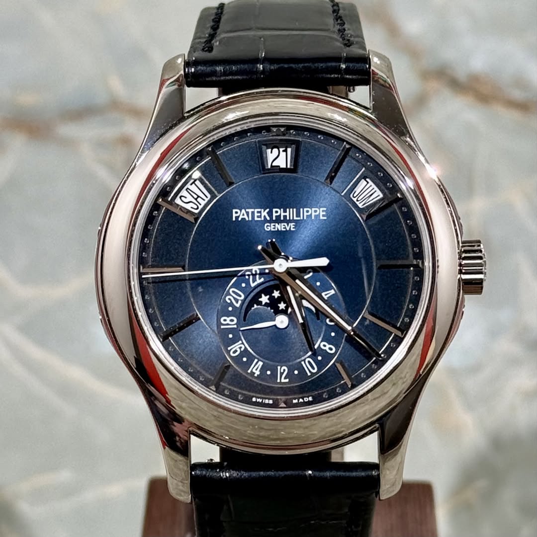 May be an image of wrist watch and text that says '1211 SAT ل PATEK PATEKPHILIPPE PHILIPPE GENEVE 20 18 9 T山 8 12 10 SWISS A MADE'