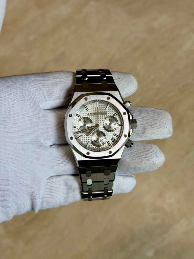 May be an image of wrist watch and text that says 'PR 3 C U 20 C'