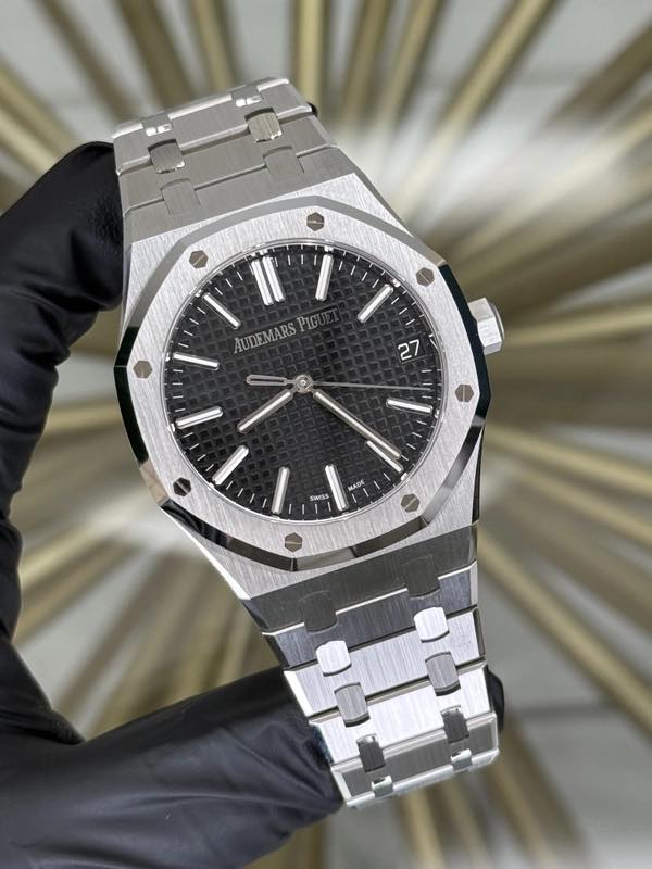May be an image of wrist watch and text that says 'AUDEMARS AUDEMARSPIG PIG 27 MLADE SWISS'