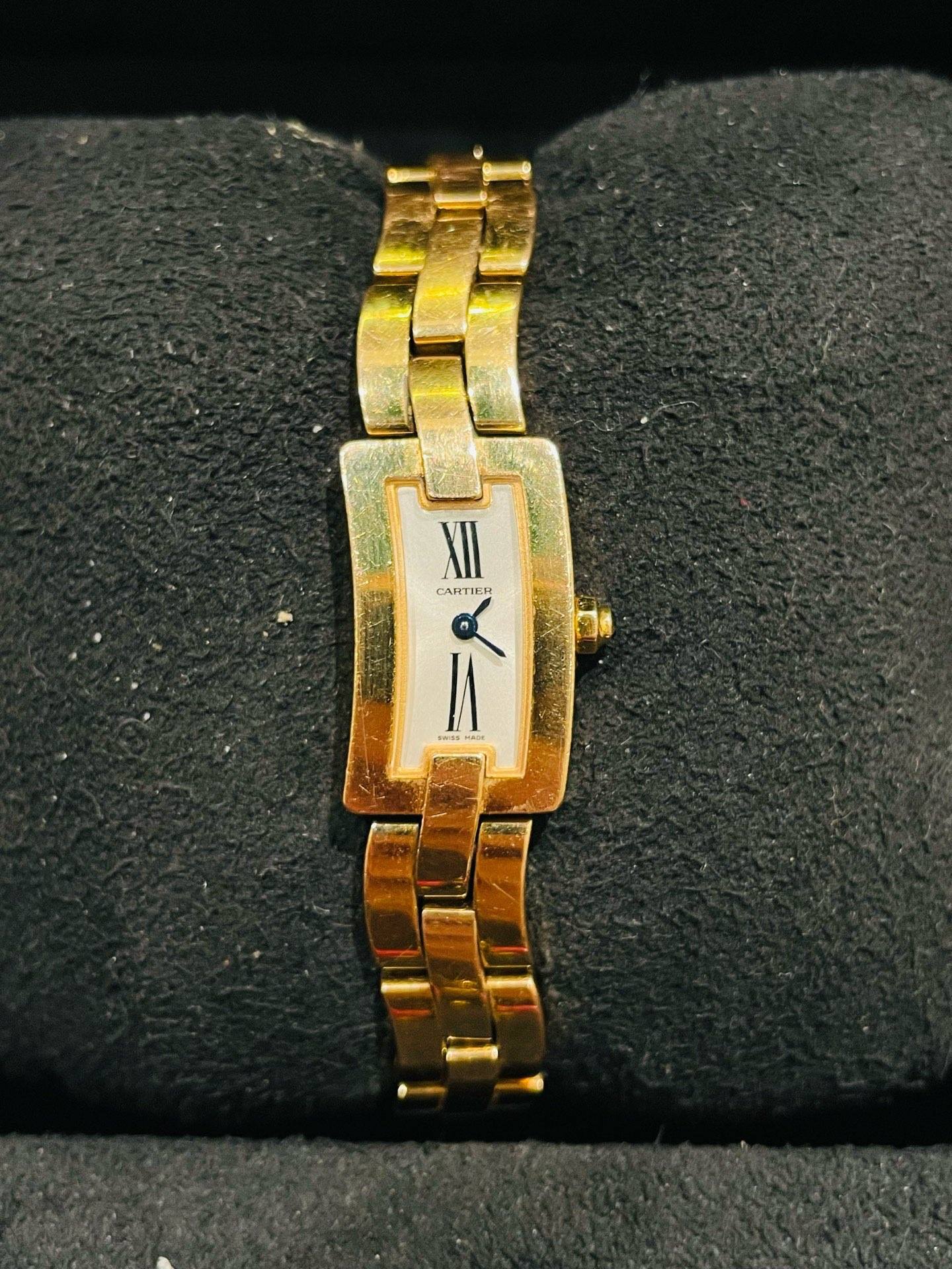 May be an image of digital watch and text that says 'XII CAITIER'