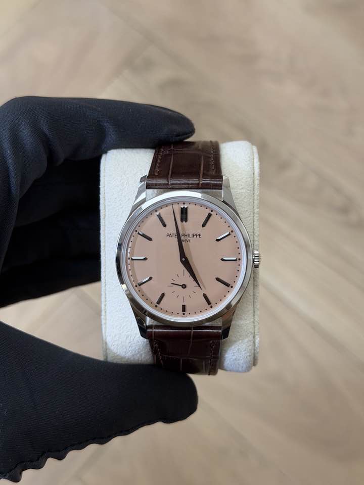 May be an image of wrist watch and text that says 'i PATE PHILIPPE 1 ንስ'
