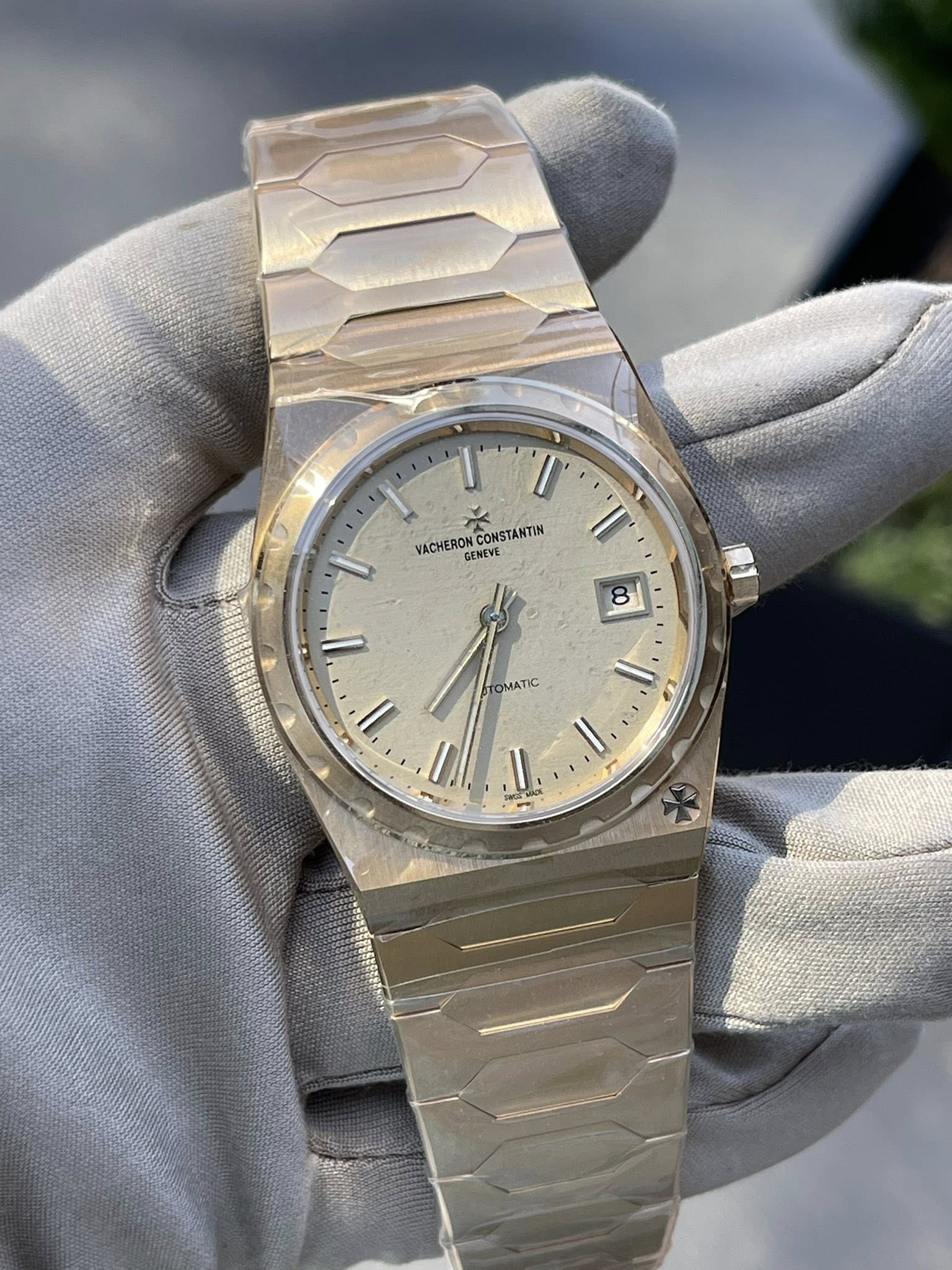 May be an image of wrist watch and text that says '8 I VACHERON VACHERONCONSTANTH ENEVE CONSTANTIN I' ١ 세 TOMATIC I ١ Il' X'