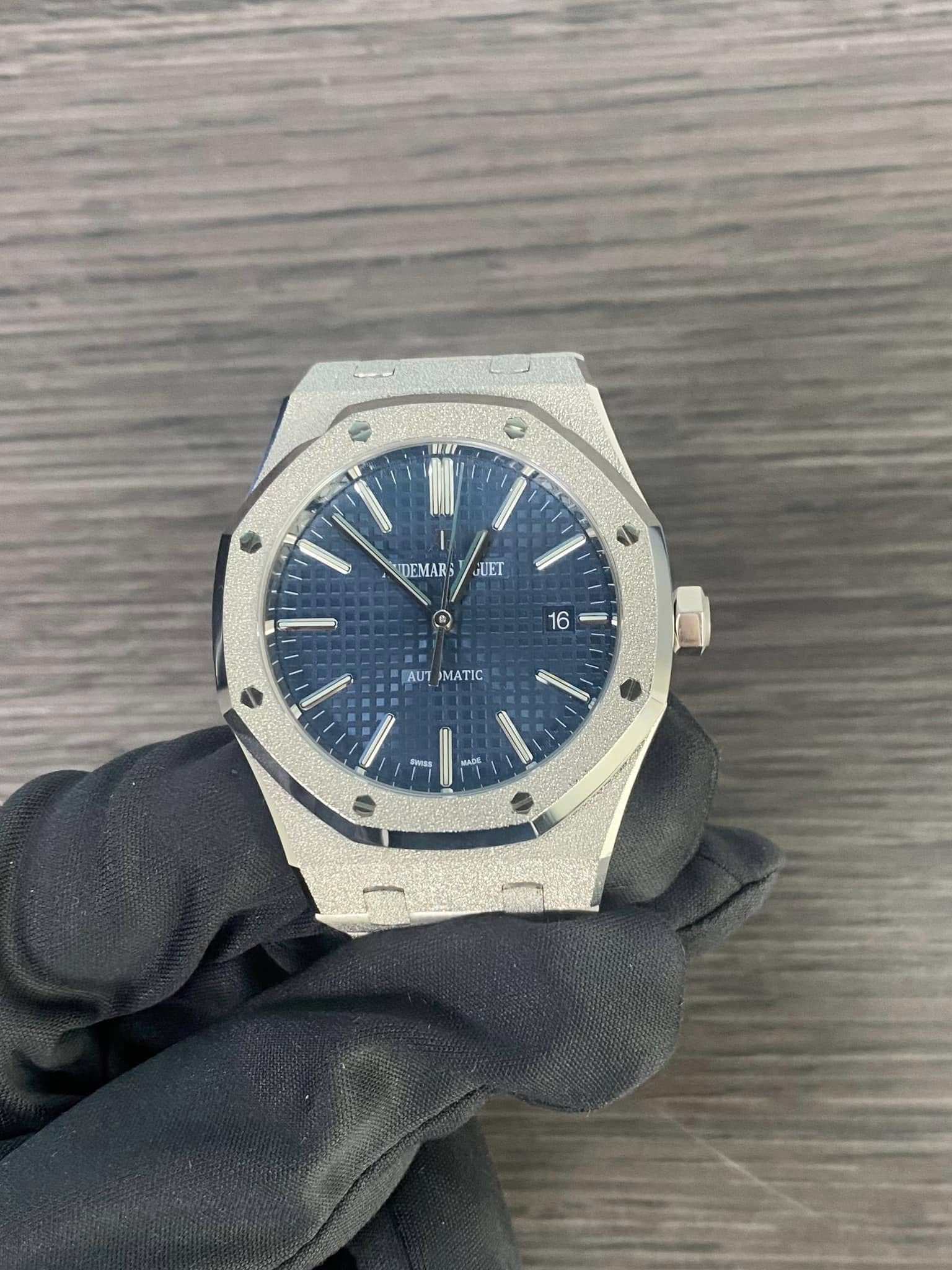 May be an image of wrist watch and text that says 'III NDEMARGUET DEMAR; GUET 佶 16 JAUT AUTMATI MATIC'