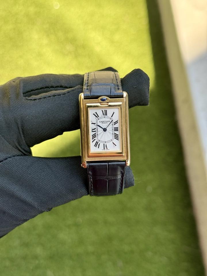 May be an image of wrist watch and text that says 'و XII И CARTIRR IA I1 ١ HII/X nA'
