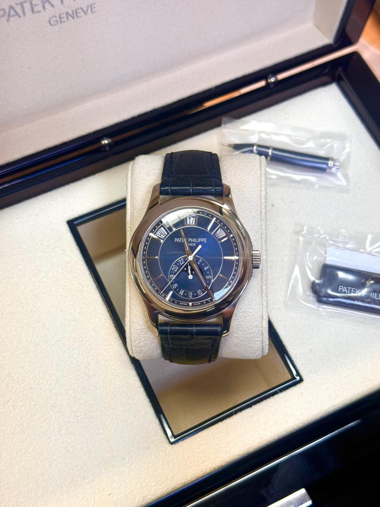 May be an image of wrist watch and text that says 'PATEN GENEVE GENEVE त्। PATİ PHILIPPE ME W 22 م و ာ π1 జ ਹਾਂ 5. 源 •12 2. 10 た PATEK PATEKIL 4'