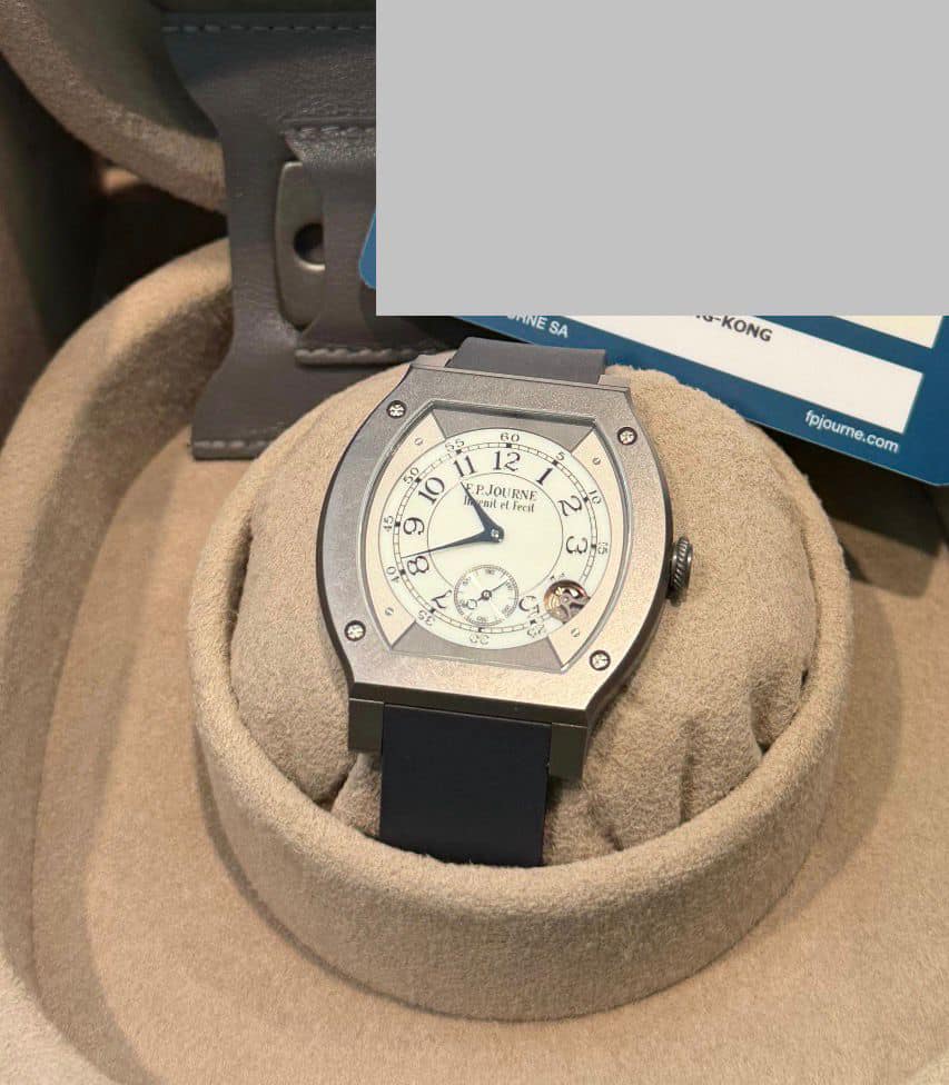 May be an image of wrist watch and text that says 'HNE SA U-KONG + ٥ 60 12 12 ® PJOURNA RNF 그! Fecif 10 90 ο fploume com .00 CU+ อ +'