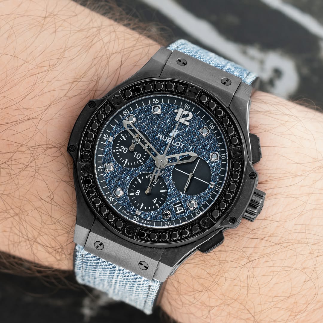 May be an image of wrist watch and text that says ' HUBLOT HUBLOT D て - 8 St ي 30 30 O KAИK 14'