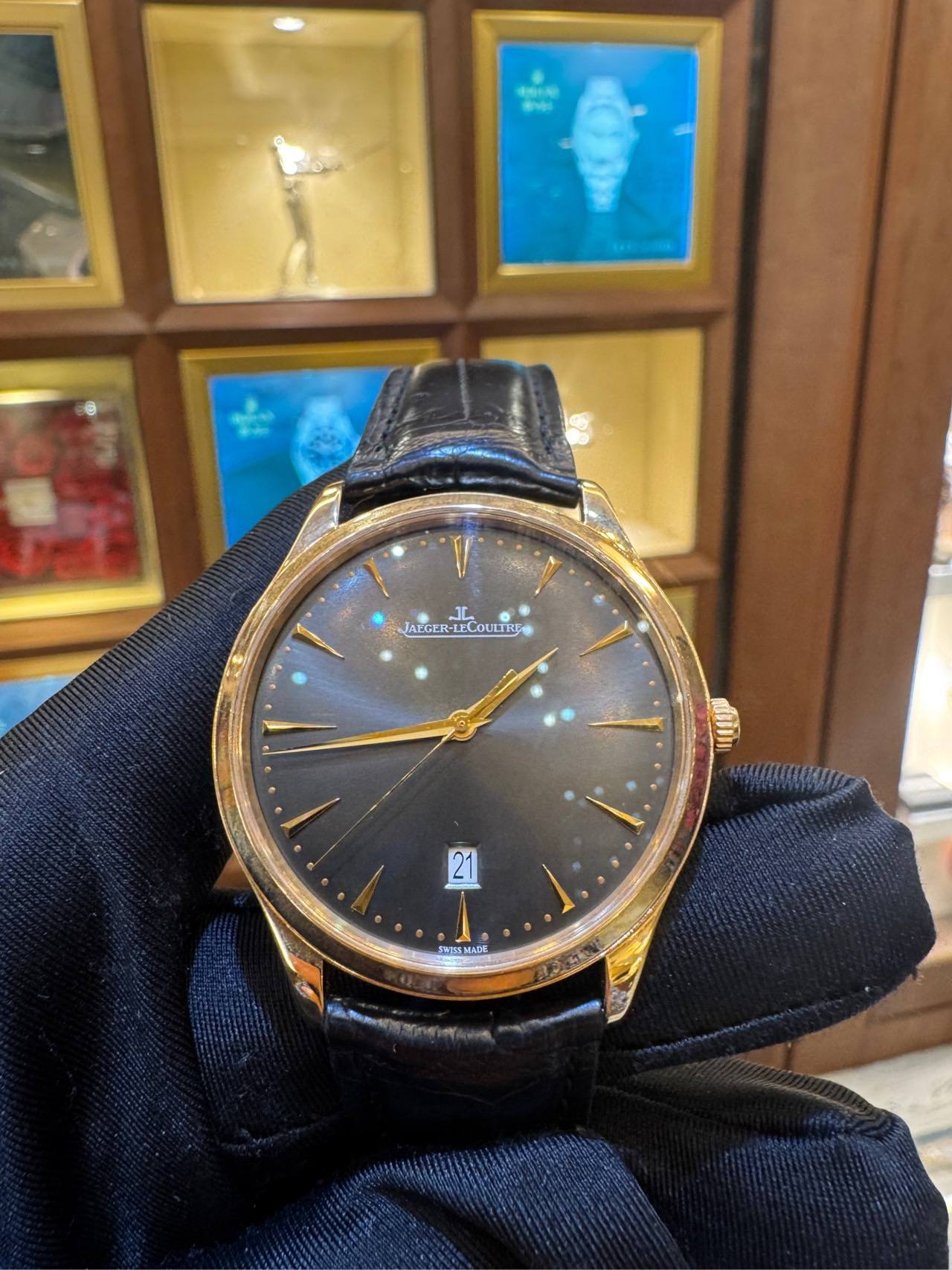 May be an image of wrist watch and text that says 'ماله JAFGER -LE AtGER-LECOULTRE DULIRE SWISSMADE SWISSM'