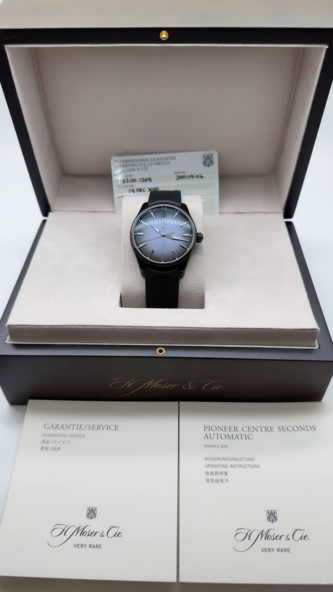 May be an image of digital watch and text that says 'NTENSTONALGLARANT" GUARANTET TENATIONALE BRIGIN $200 005 DEC GARANTIE/SERVICE GARANTIE/ SERVICE GUARANTEE/ WARANTEE/SERVICE…