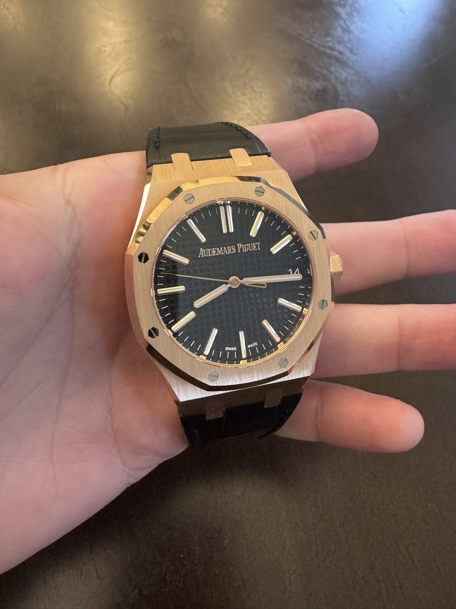 May be an image of wrist watch and text that says '٢ AULEMARS AUDEMARSPIGUET PIGUET ١0 14 PHISS'