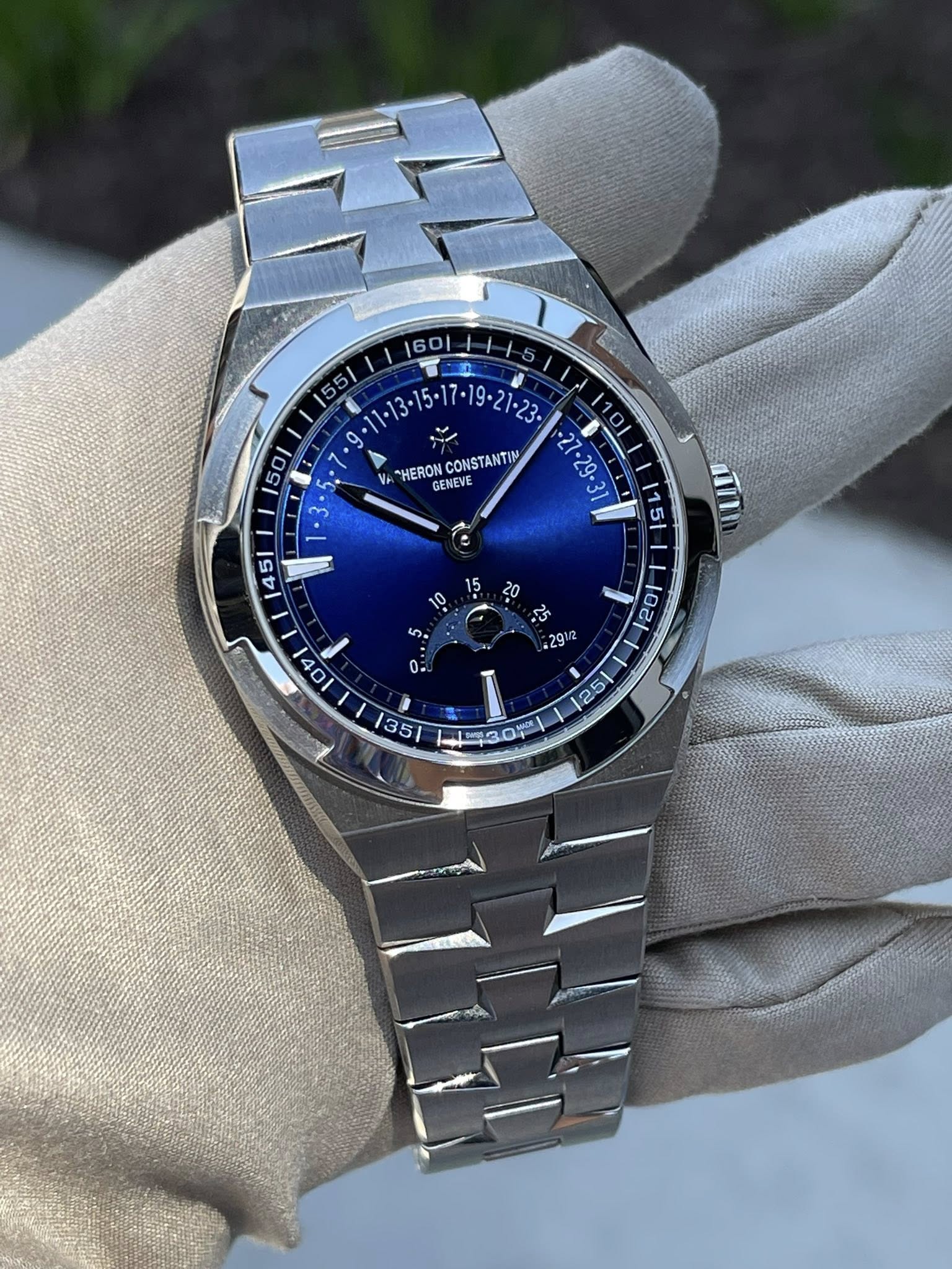 May be an image of wrist watch and text that says ' . VA HERONCONSTANTIN "HERON CONSTANTIM GENEVE 5 45 A 00 O O 0: ۱ه ក 25 O 102 I S0 M 1M301 13 の年'