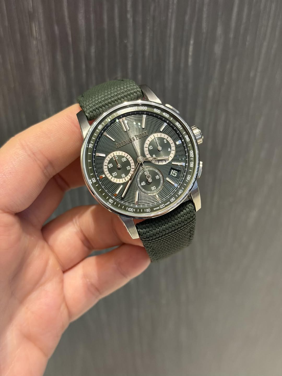 May be an image of wrist watch and text that says ' e 1 2 ل ي 1 A - U 5E 15 45 1IR 201sH K 33O Parafua ITA 1001 110 1O'