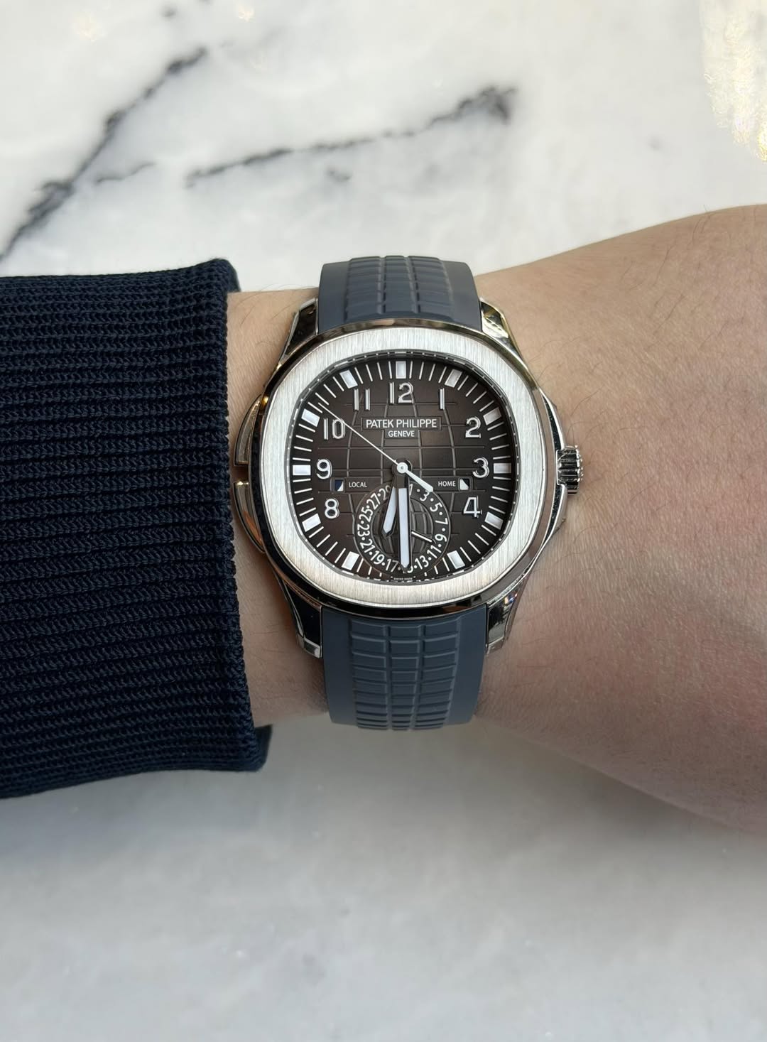 May be an image of wrist watch and text that says 'II 2 10 PATEK PATEKPHILIPP PHILIPPE 2 9 BOCИu ထ 3 HOME 4 N တ • '