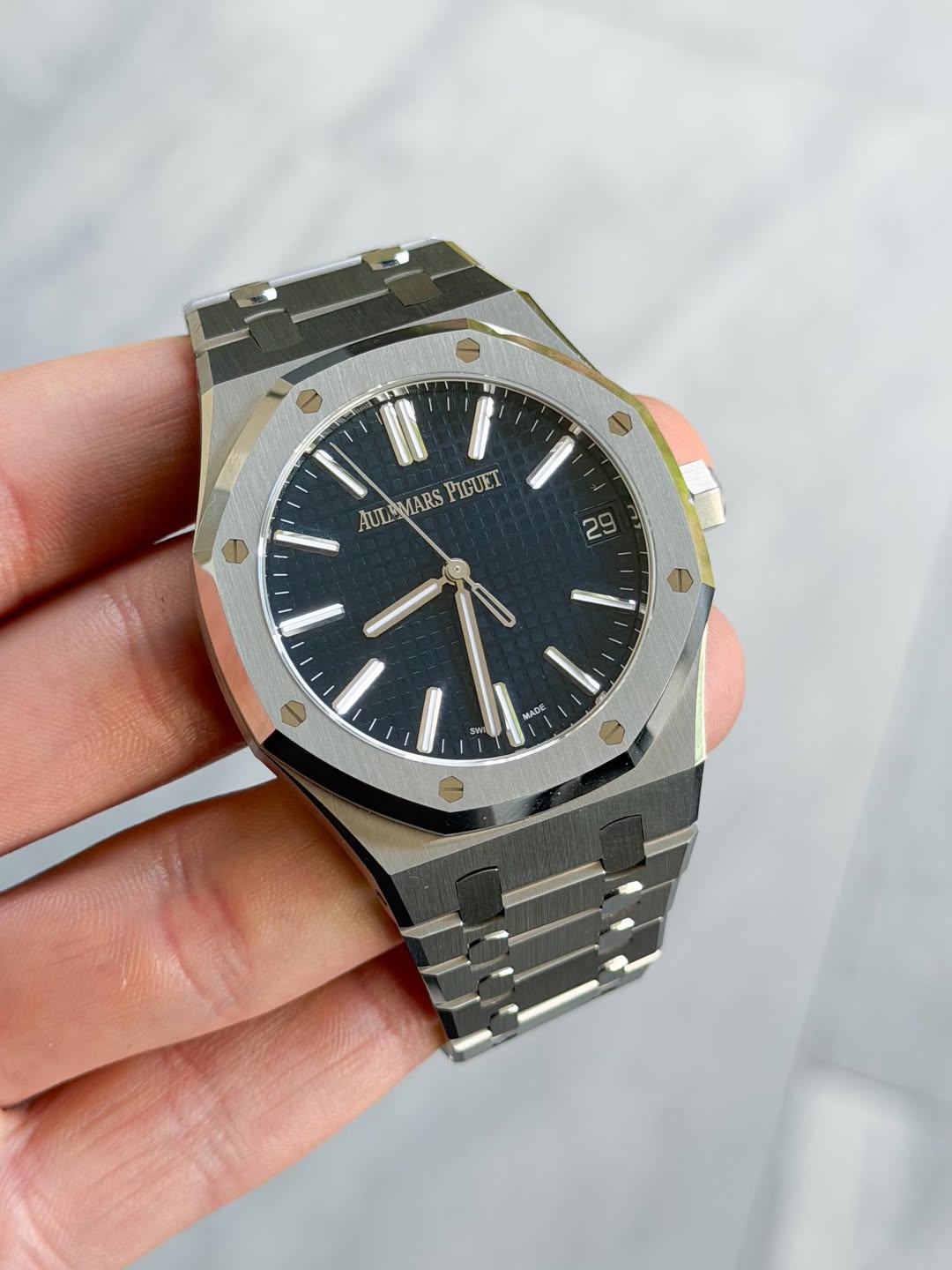 May be an image of wrist watch and text that says 'AUL AULLMARS MARS PIGUET 2 من לתת ኢጅነዩ'