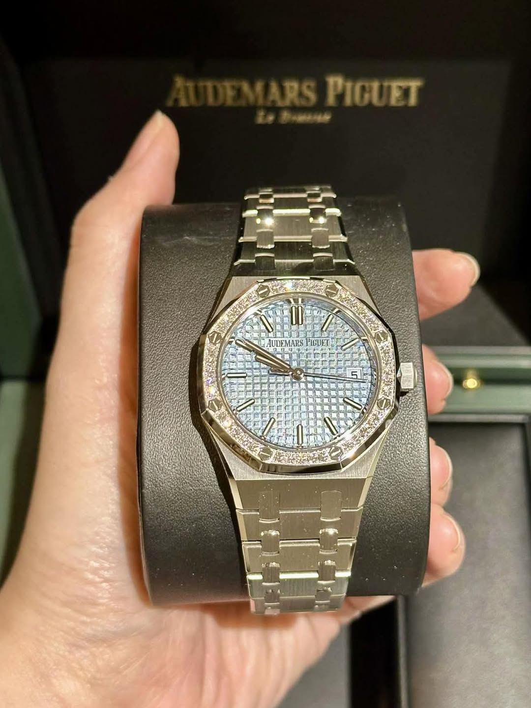 May be an image of wrist watch and text that says 'RS PIGU PIGUET ET 就耐包 AUDEMARS PIGUET 5'