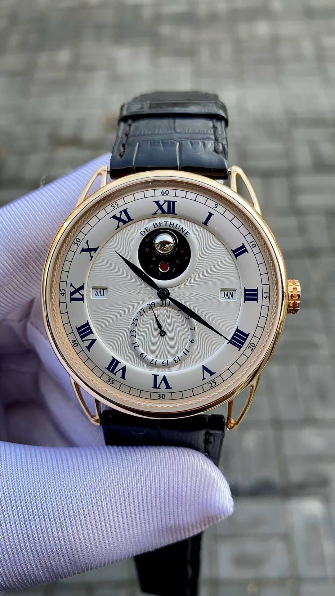May be an image of wrist watch and text that says '60 55 XI DE ETHUNE I XII 50 X Y II 10 JAN II IX SAT 00 VIII VII 100 IIII 20 0 V 25 اكر 30'