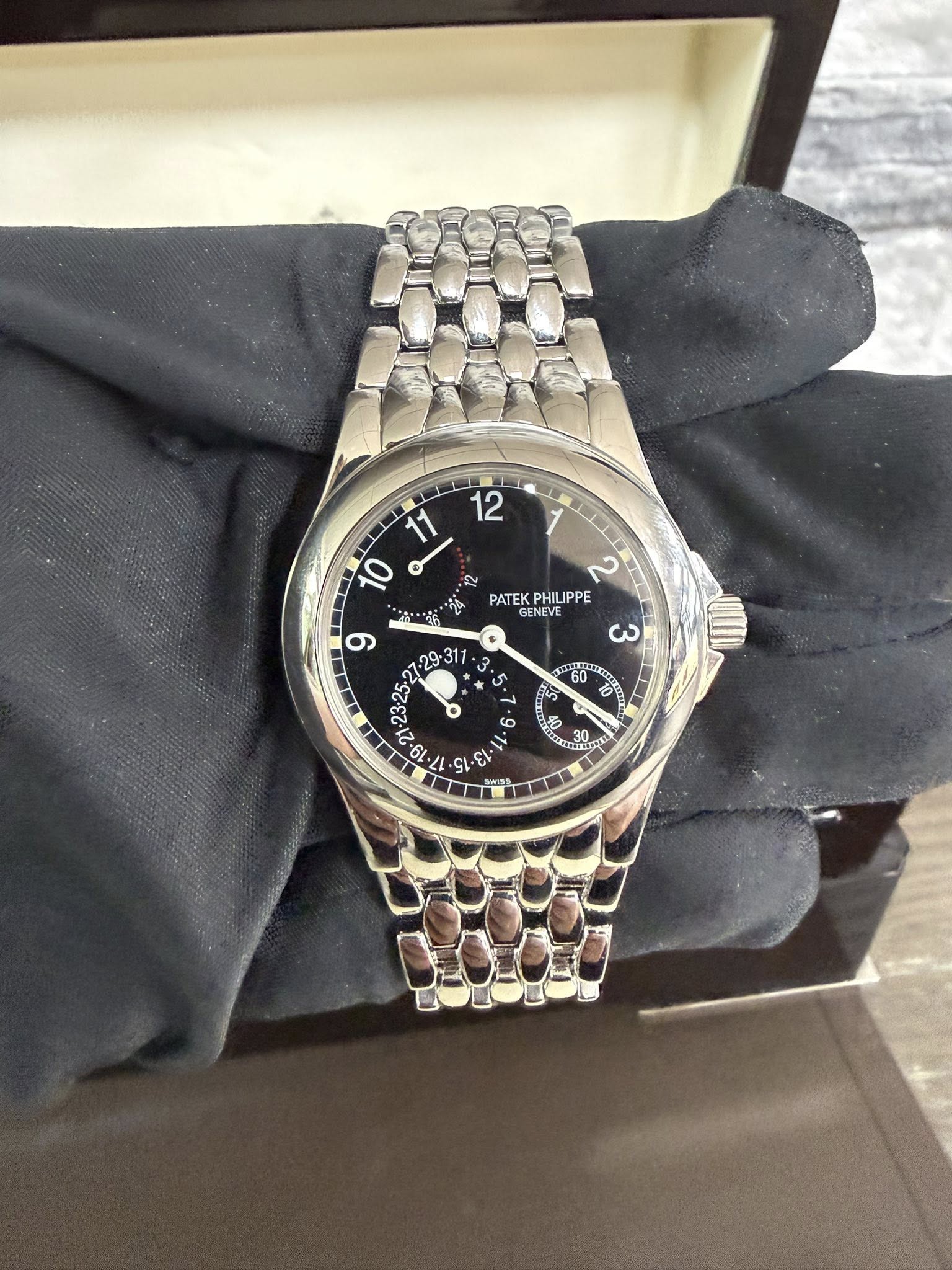 May be an image of wrist watch and text that says '12 11 10 a ه 1 を 2 PATEK PHILIPPE GENEVE د 9 29 31 * 3 ی 23 : ደስ 50 ប្កា A 7. 6L ء 111'