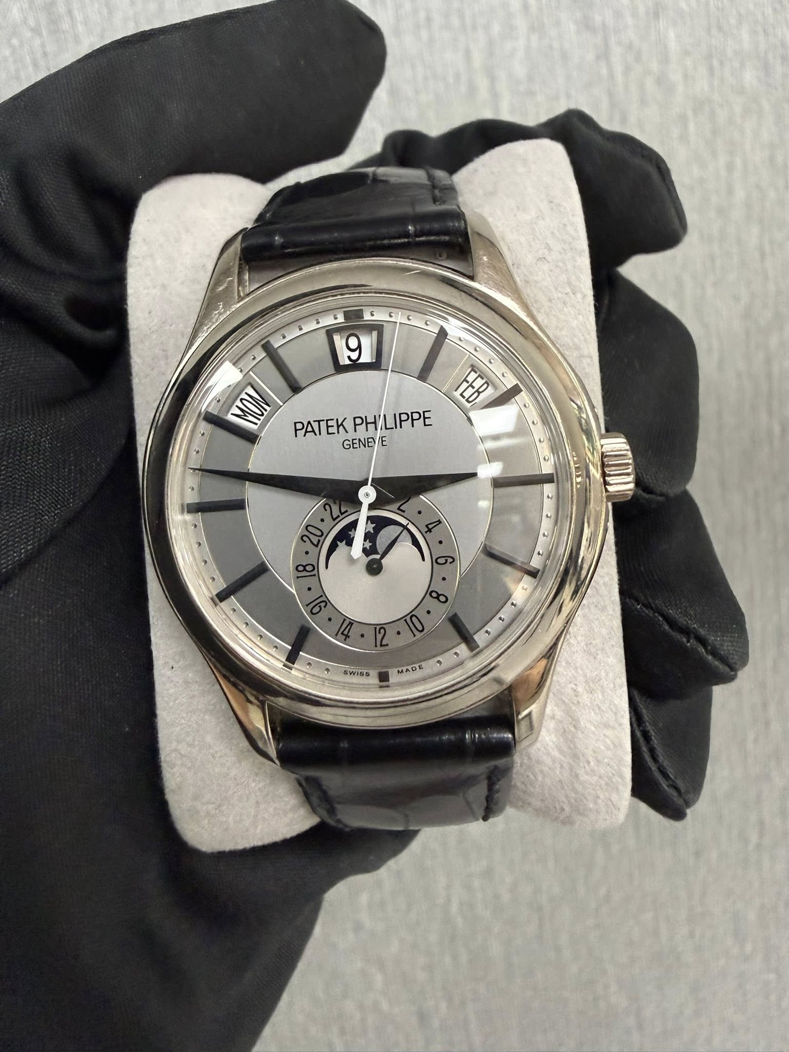 May be an image of wrist watch and text that says '9 FFB b PATEK PATEKPH/LIPPE PH PH/LIPPE GENDE -20. 8 8 • WISS MADE 0'