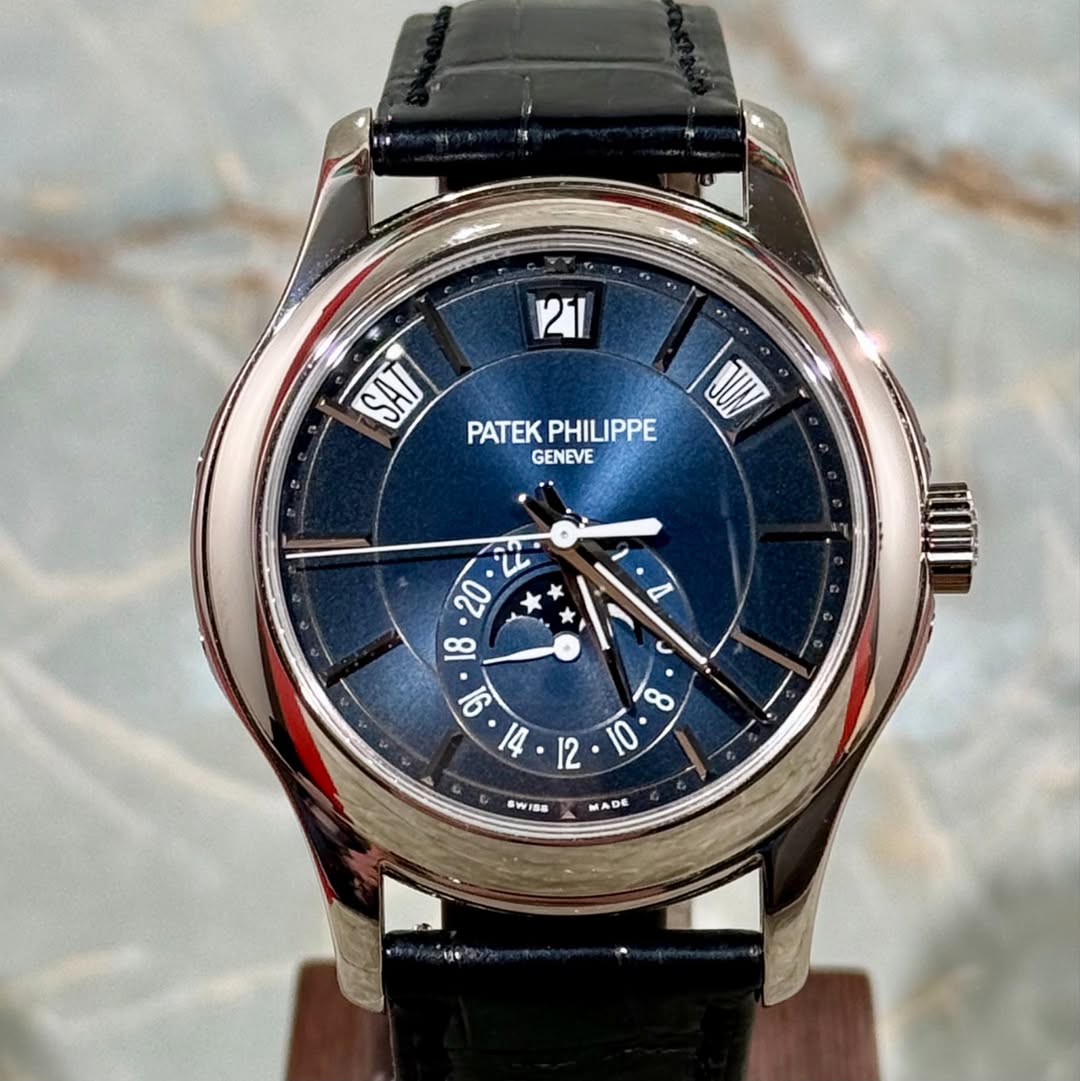 May be an image of wrist watch and text that says '121 ဗ SAT SAT PATEK PATEKPHILIPPE PHILIPPE GENEVE 20 18 9 ထ 14 12 10 SWISS MADE'