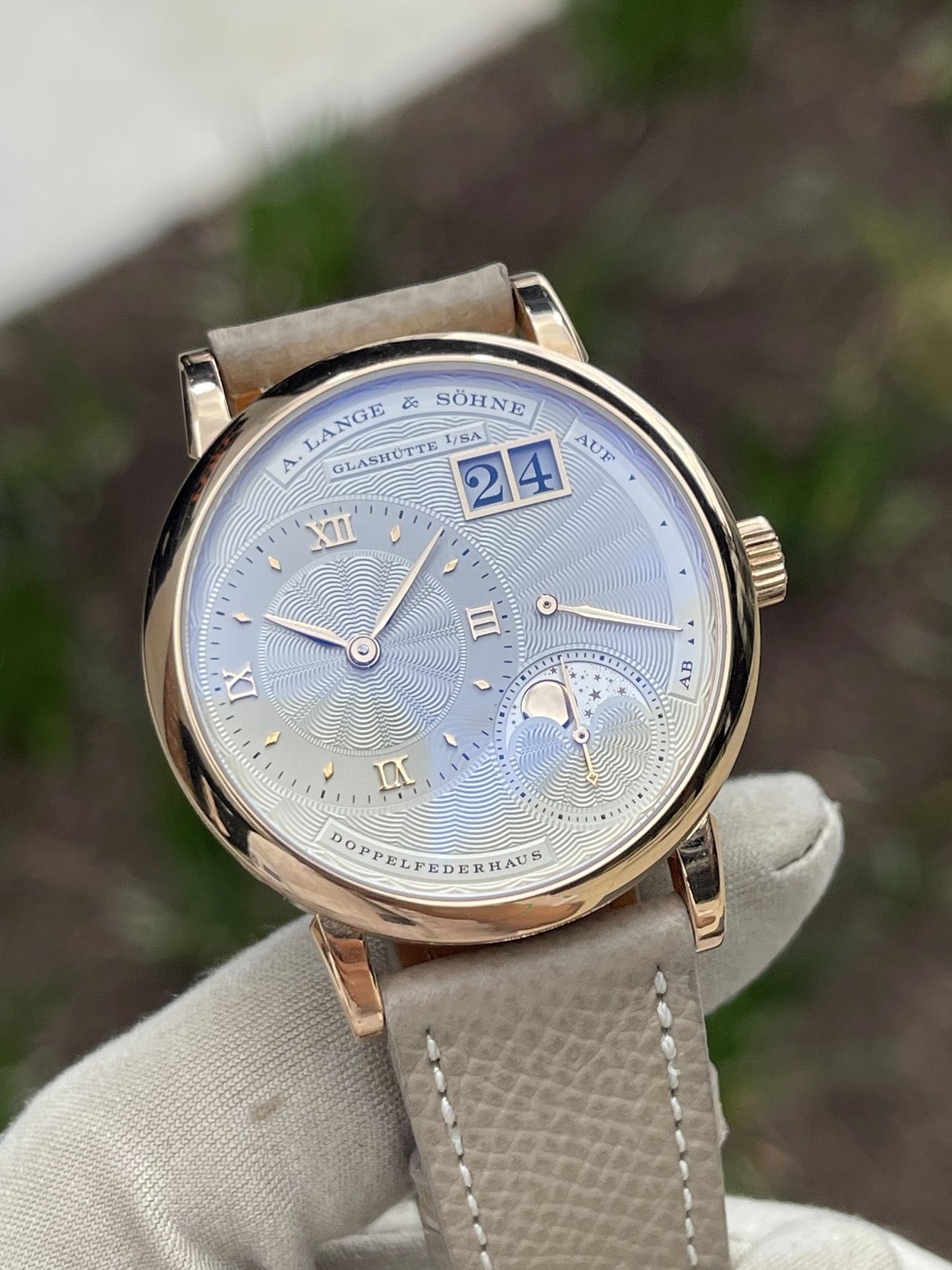 May be an image of wrist watch and text that says 'LANGE ぶ SOHNE A GLASHÜTTE GLASHOTTES 1/SA 24 AUF XII III DX EV II DOTPELFEDERHAUS'