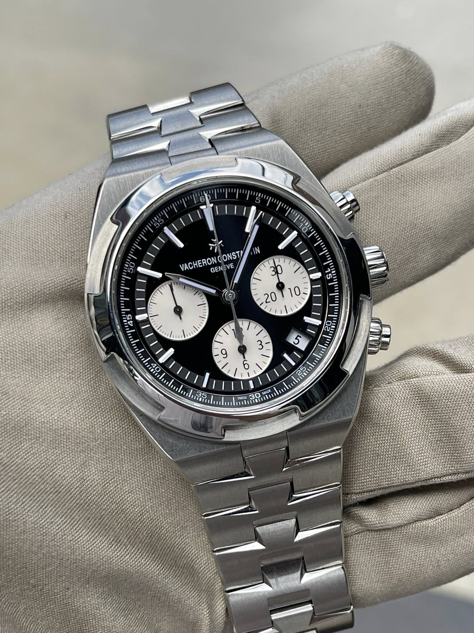 May be an image of wrist watch and text that says 'N VACHERON GEN CHERONCONST GENEVE CONST/ 30 O 10 20 AII li 1 1 3 م O 9 س O - 30'