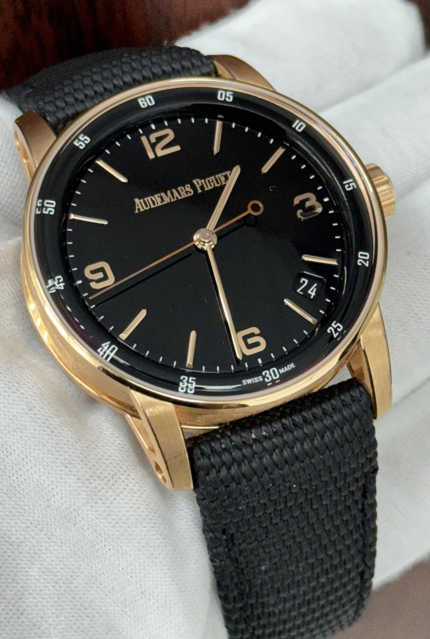 May be an image of wrist watch and text that says ' AUDEMARSPIGUE PIGUET AUDEMARS FO 50 15 安 20 44 9 I 報 学 25 5 SWISS SWISS 30 MADE နိုန္ဓ'