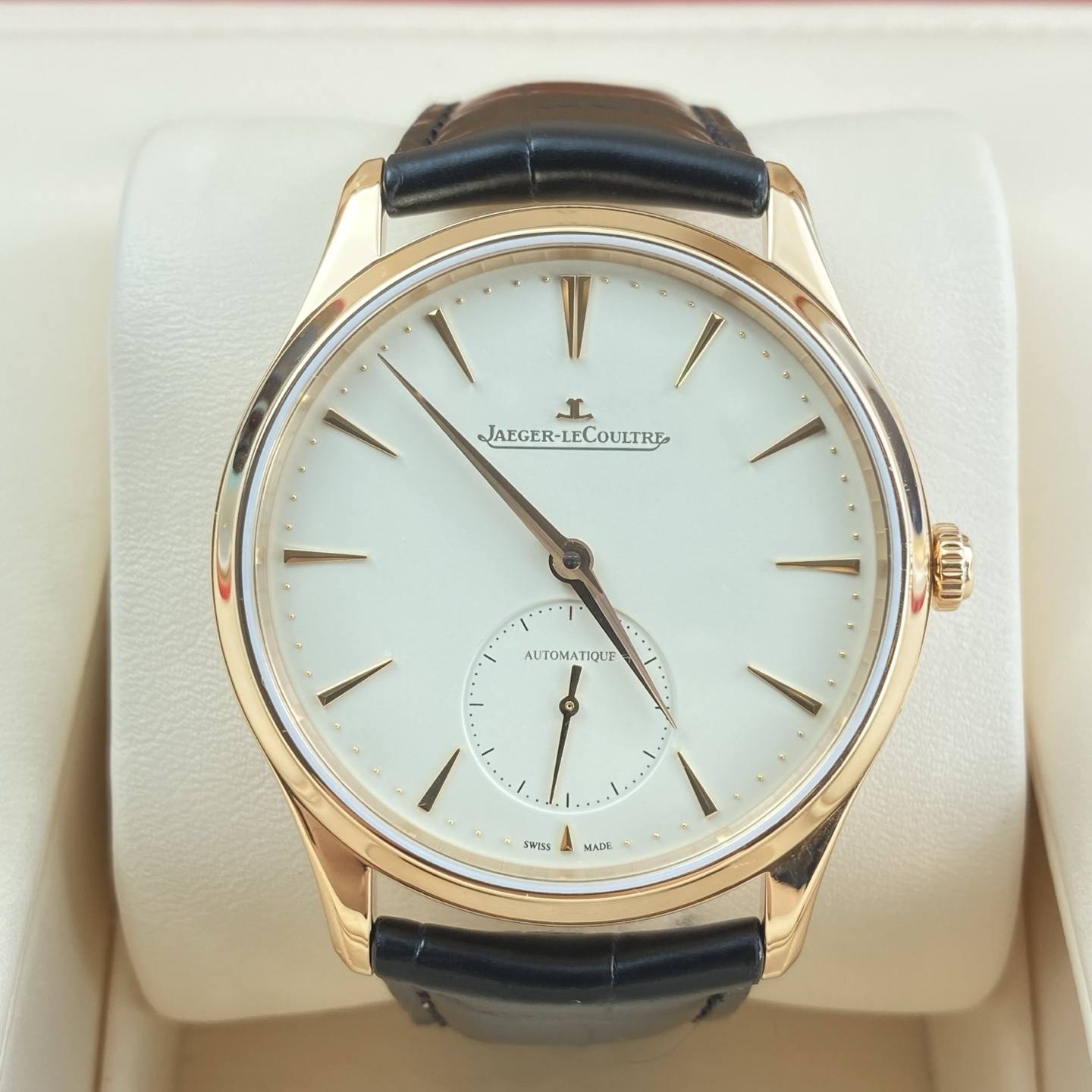 May be an image of wrist watch and text that says '8 V ل JAEGE AEGER-LECOULTRE COULTRE ٠ AUTOMATIQUE TIQUE acm G / ز T -/ و ٠٠٠ : 5W105 MAIDs'