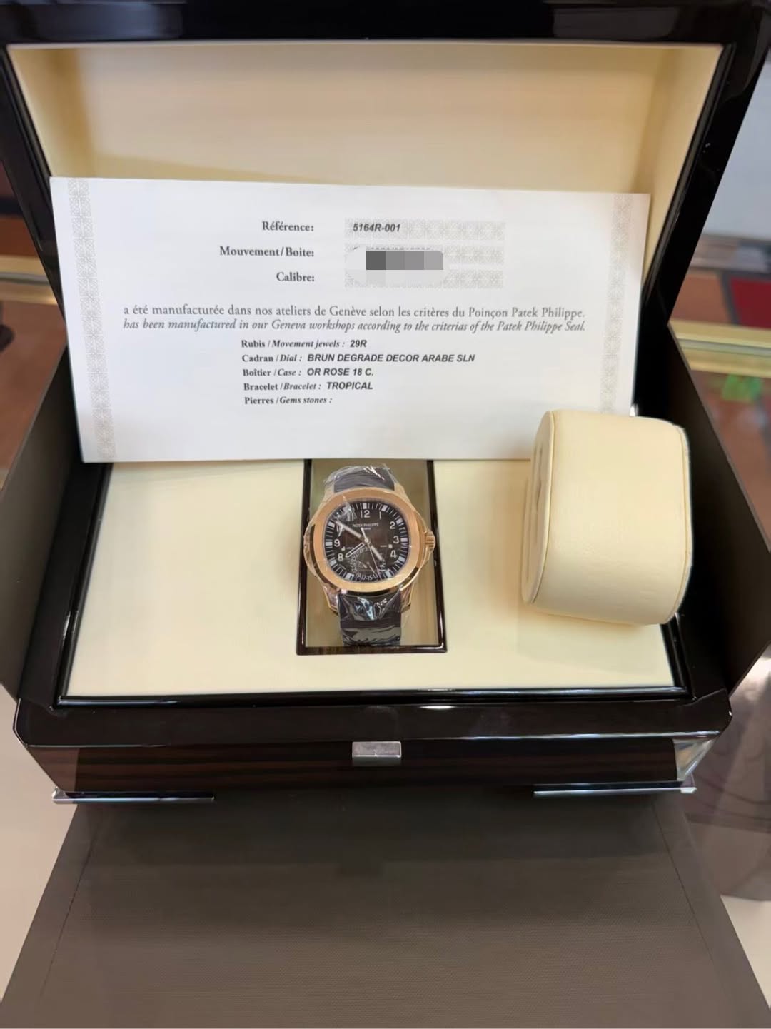 May be an image of wrist watch and text that says 'Référence: 5164R-001 Mouvement/ Boite: Calibret aét manufacturée dans nos ateliers Genève selon critères Poinçon Patek Philippe.…