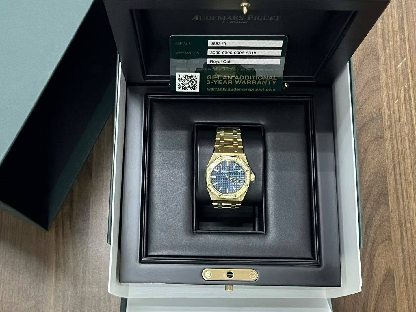 May be an image of wrist watch and text that says 'J68319 300D- Royal Oak e C'