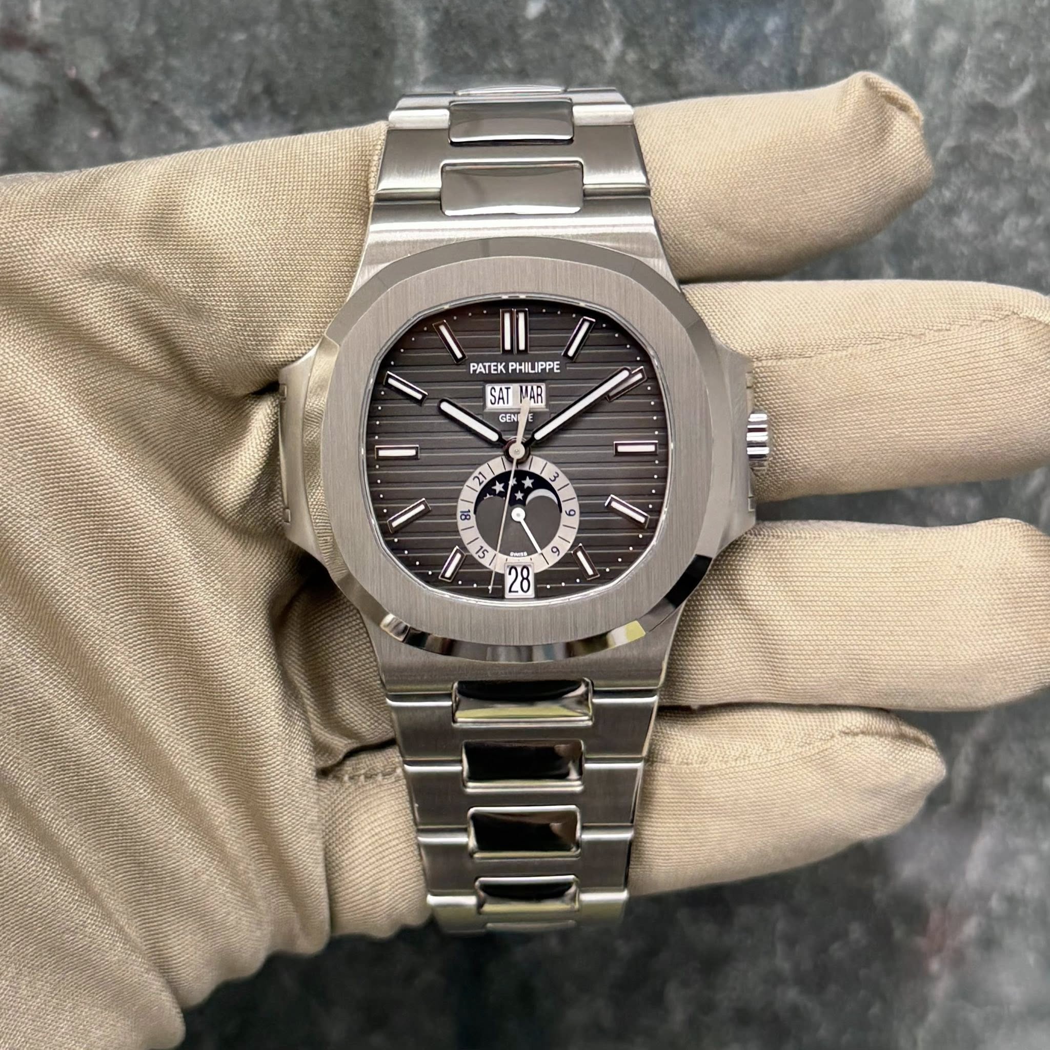 May be an image of wrist watch and text that says 'PATEKP PHILIPPE SATI HA PAR GEN GEN BL BL و va ራ I an و 28'