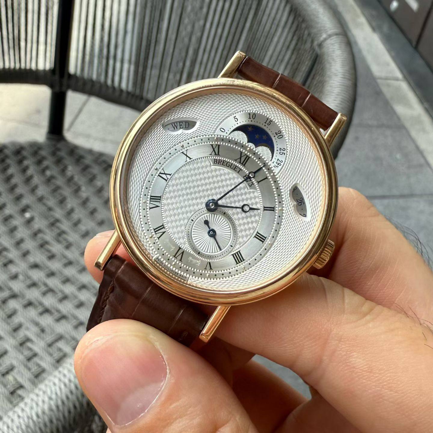May be an image of wrist watch and text that says 'ፍህ 466 VIII VII II II'