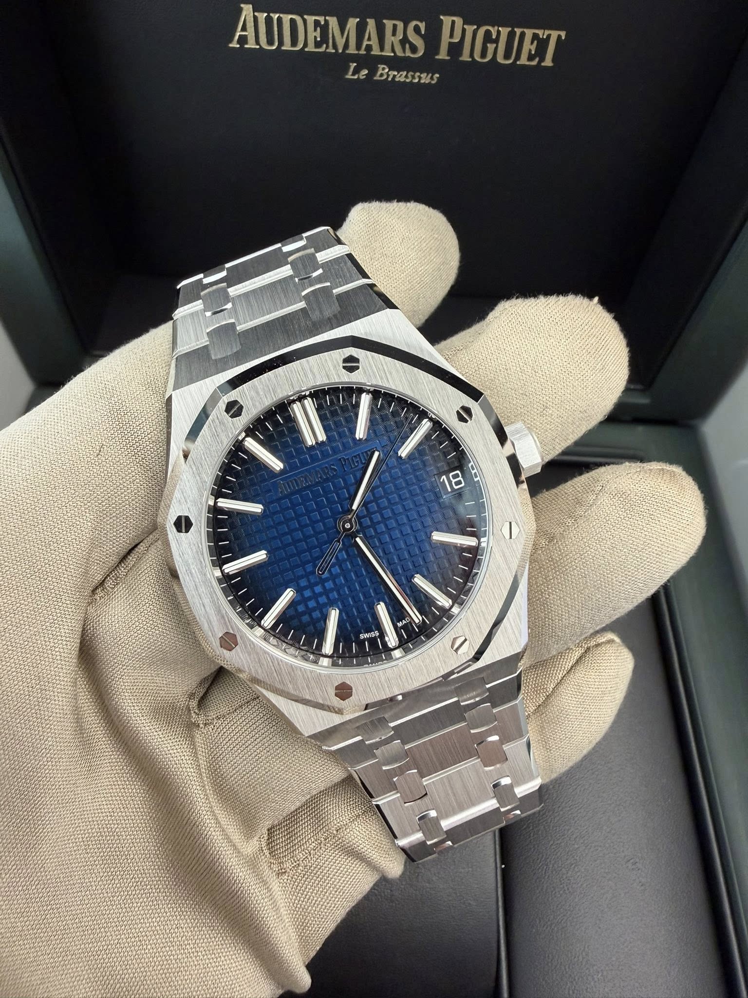 May be an image of wrist watch and text that says 'AUDEMARS PIGUET Le Bras Brassus LeBrassus รนร 10 SWIsh'