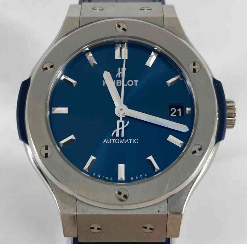 May be an image of wrist watch and text that says 'H O0 21 AUTOMATIC'