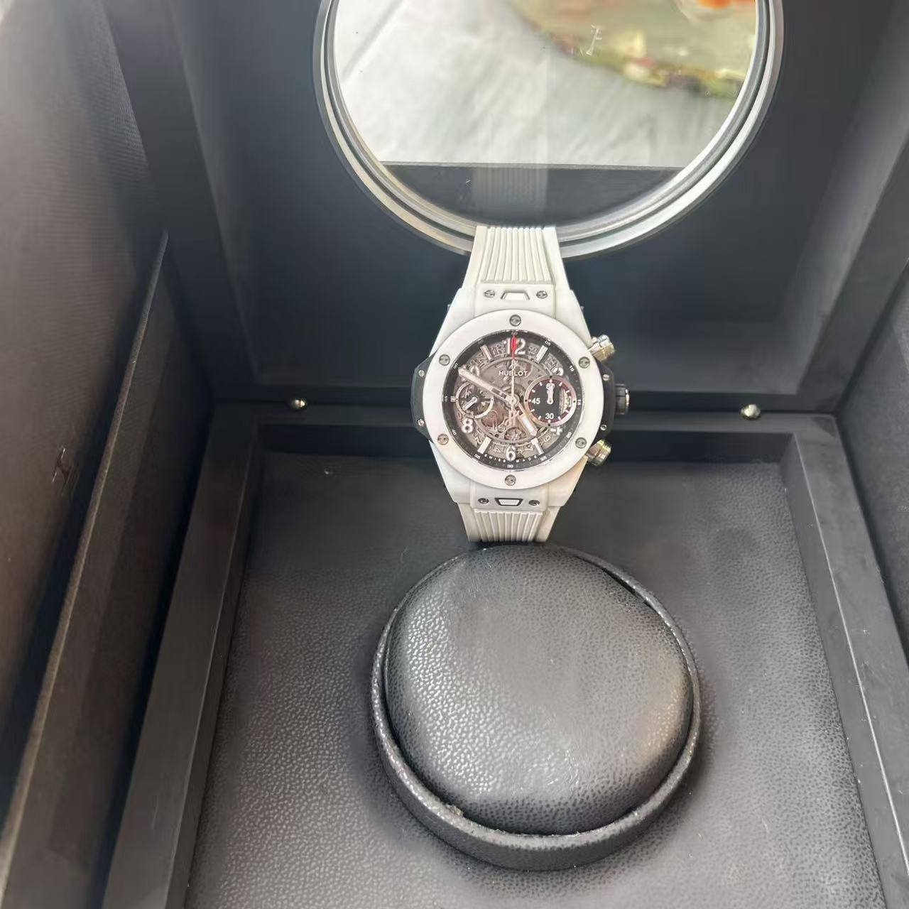 May be an image of wrist watch and text that says 'ene © 12 当 © F E a - - →'