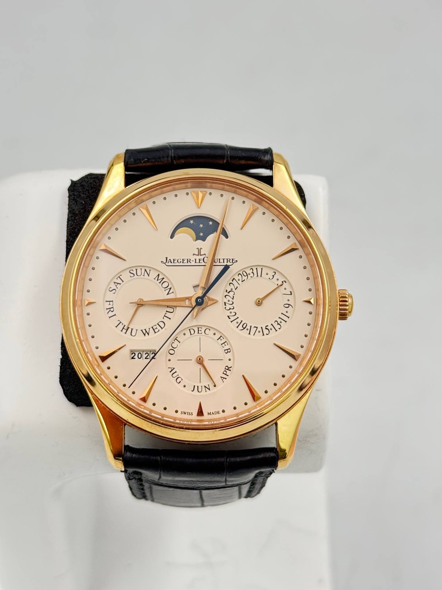 May be an image of wrist watch and text that says 'ULTRE •3 5. ن 6 JL JAEGER-LEC SAT SUN MON ا TU THU W 돈 WED ED DEC 2022 OCT FE AUG JUN 0 PR SW755 MADE'