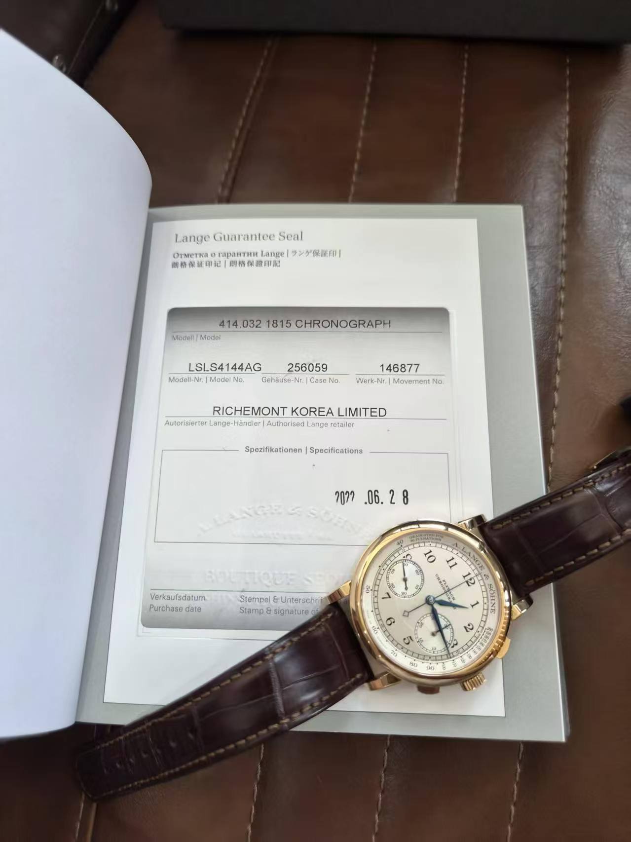 May be an image of wrist watch and text that says 'Lange Guarantee angeGuaranteeSea Seal rwearw.angelコング術証中 OTMETHA rapaHTuH Lange ラング保証印」 開帯保 開带保证印记| |即格激印社 CHRONOGRAPH Moлий…