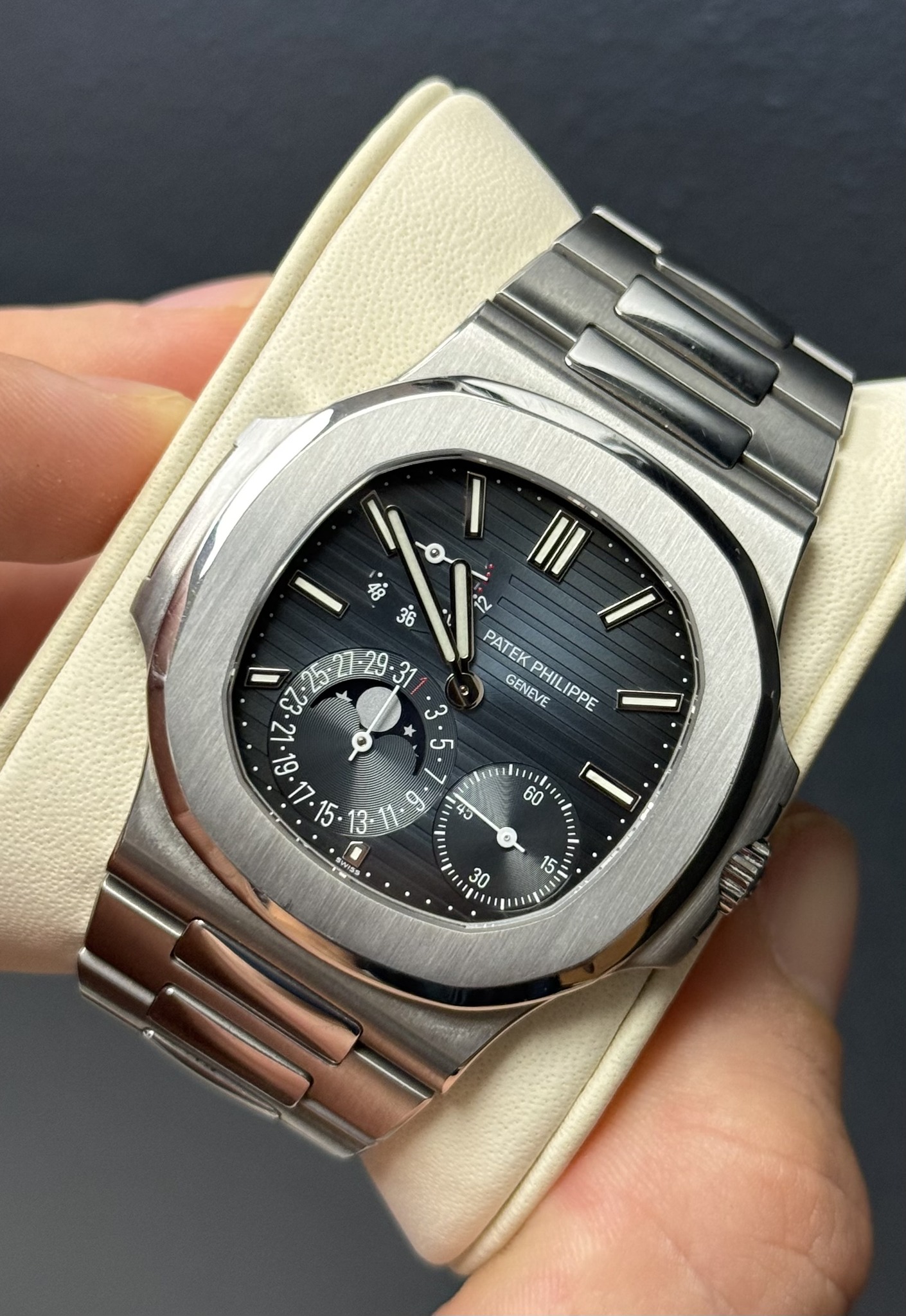 May be an image of wrist watch and text that says 'II 2 / PATEK GENEVE PHILIPPE ش ဟ 9 Tes カs SIEES wel 60 ผว 6 八 15 30 O 1 = Ta'